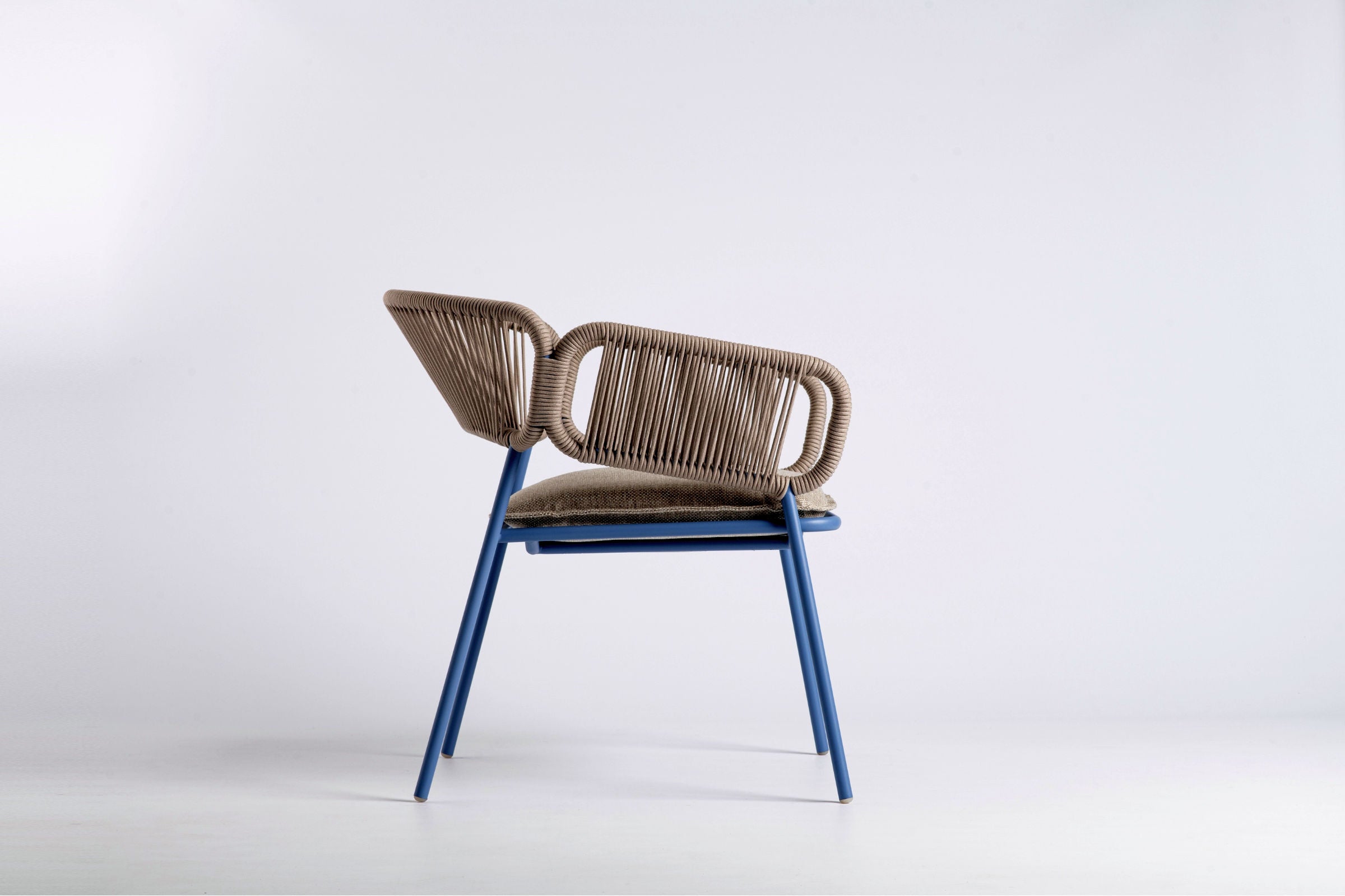 Seitenprofil des Gartensessels von GARDA mit ergonomischer Form