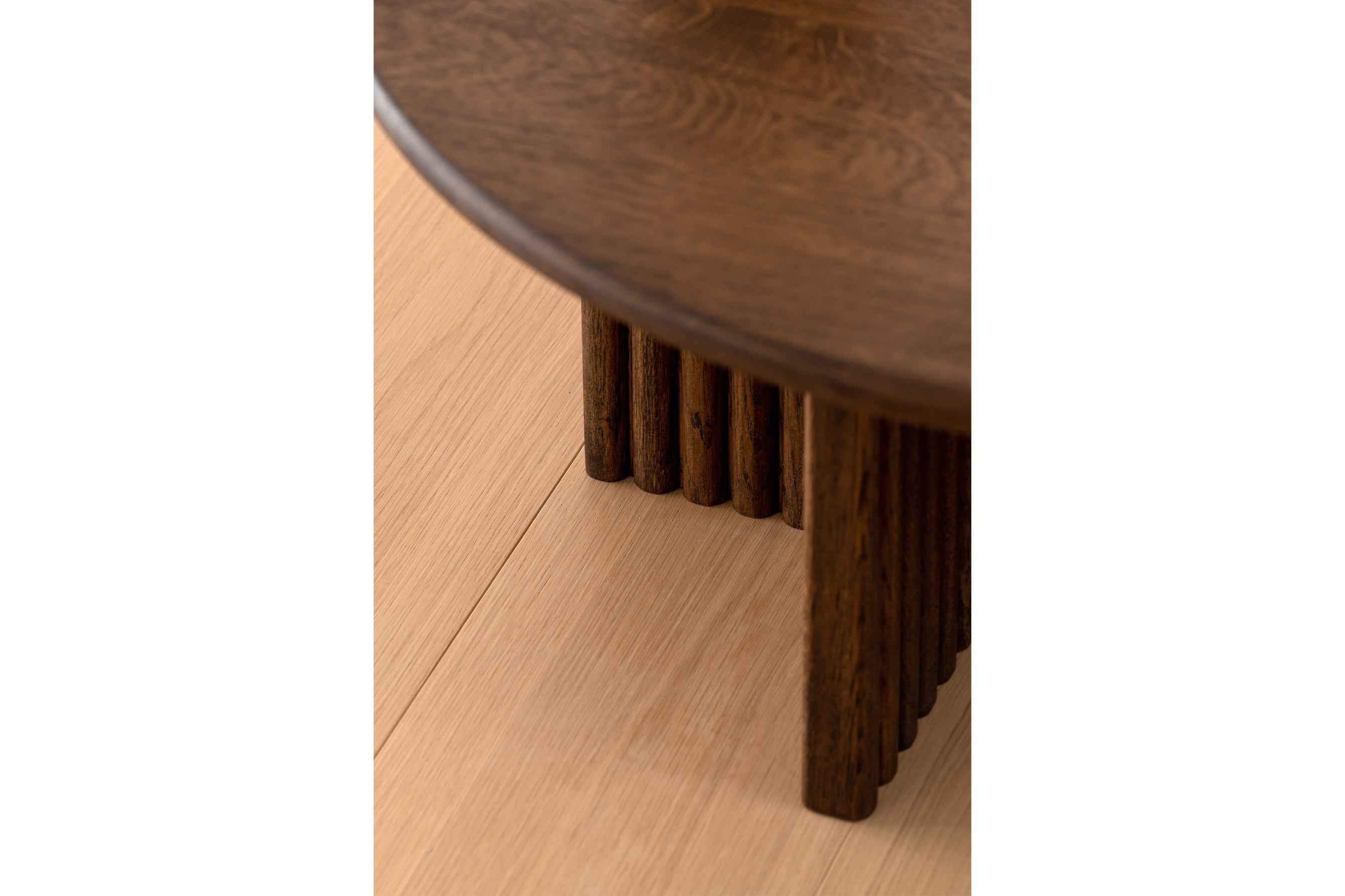 Nahaufnahme der Tischplatte des  Couchtischs aus Eichenholz