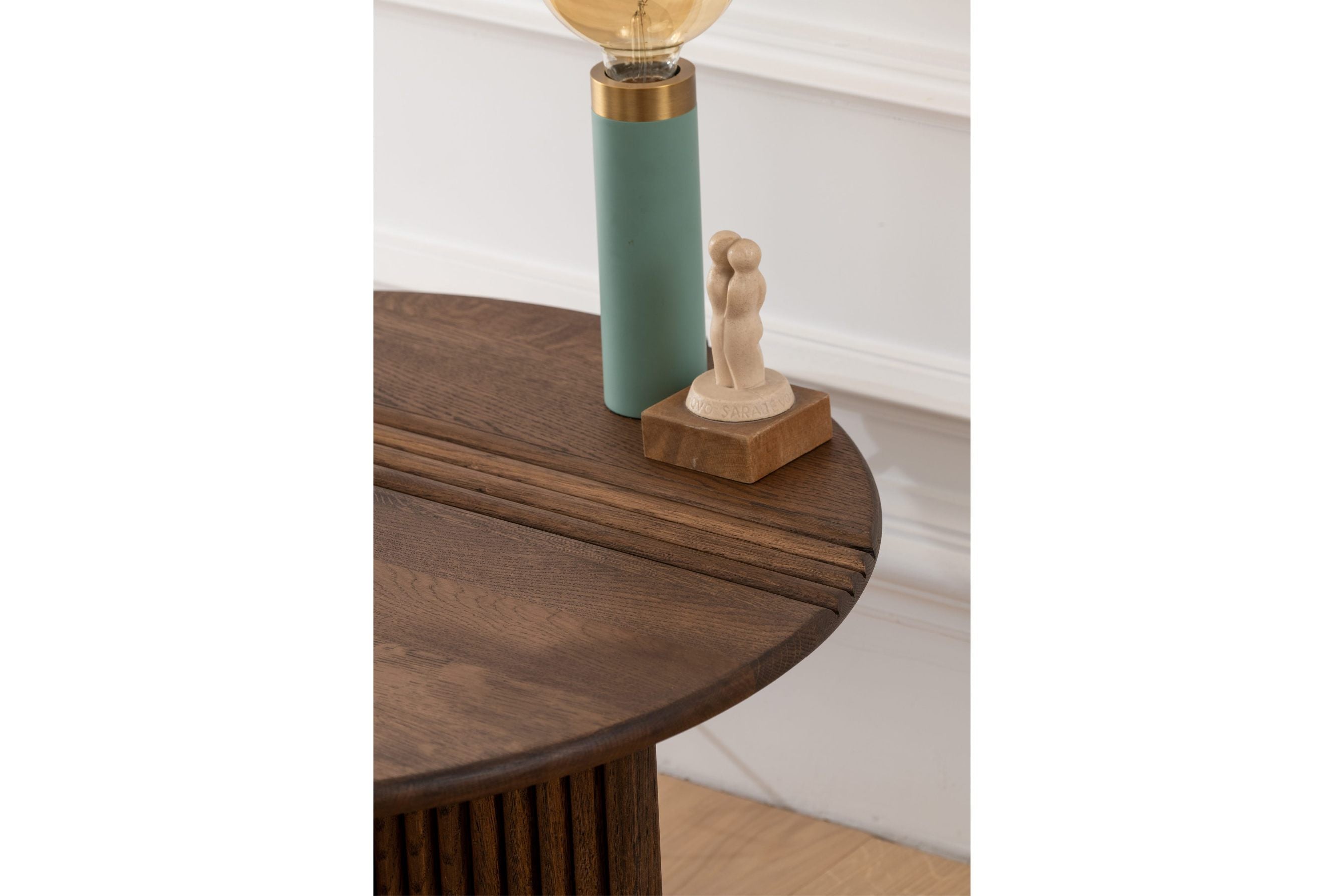 Detailansicht der Tischplatte und des Tischbeins des GROOVE Couchtischs mit Dekoration