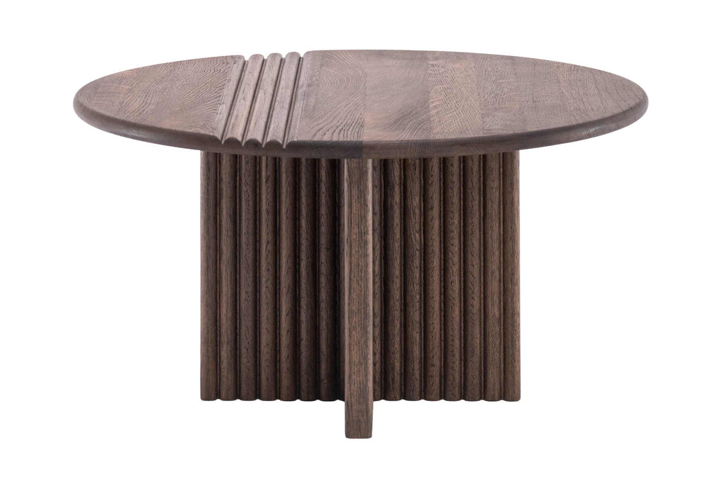 Frontansicht des Couchtischs mit skulpturalen Tischbeinen