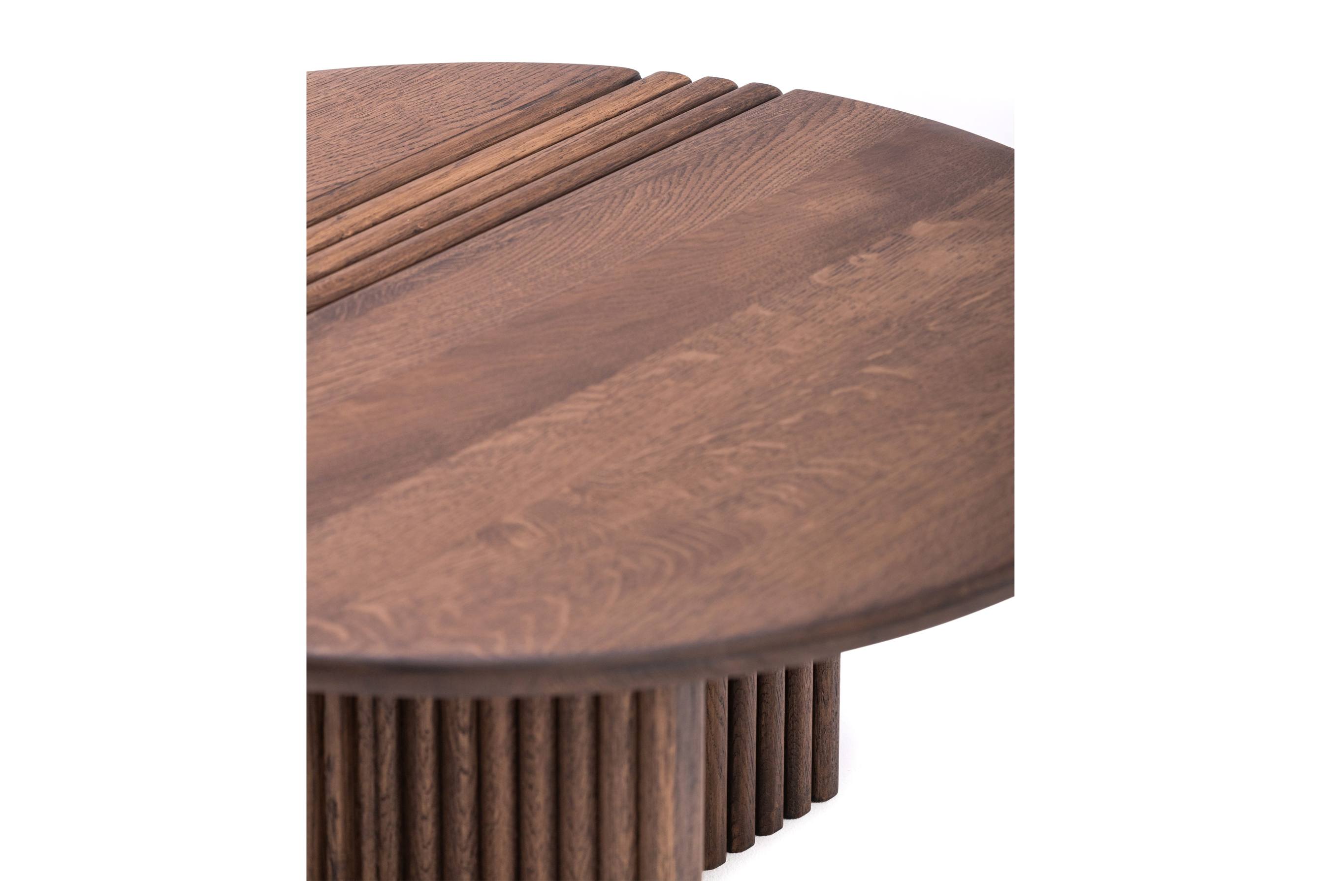 Detailansicht der Tischplatte und des Tischbeins