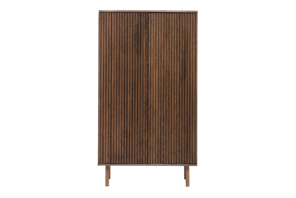 Ansicht des Highboards in einem modernen Wohnraum mit natürlichem Licht