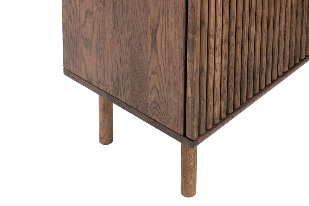 Perspektivische Ansicht des Highboards auf schmalen Holzfüßen