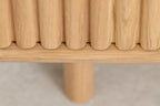 Nahaufnahme des geriffelten Schubladenfront-Details am Lowboard von Whiteoak