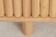 Nahaufnahme des geriffelten Schubladenfront-Details am Lowboard von Whiteoak