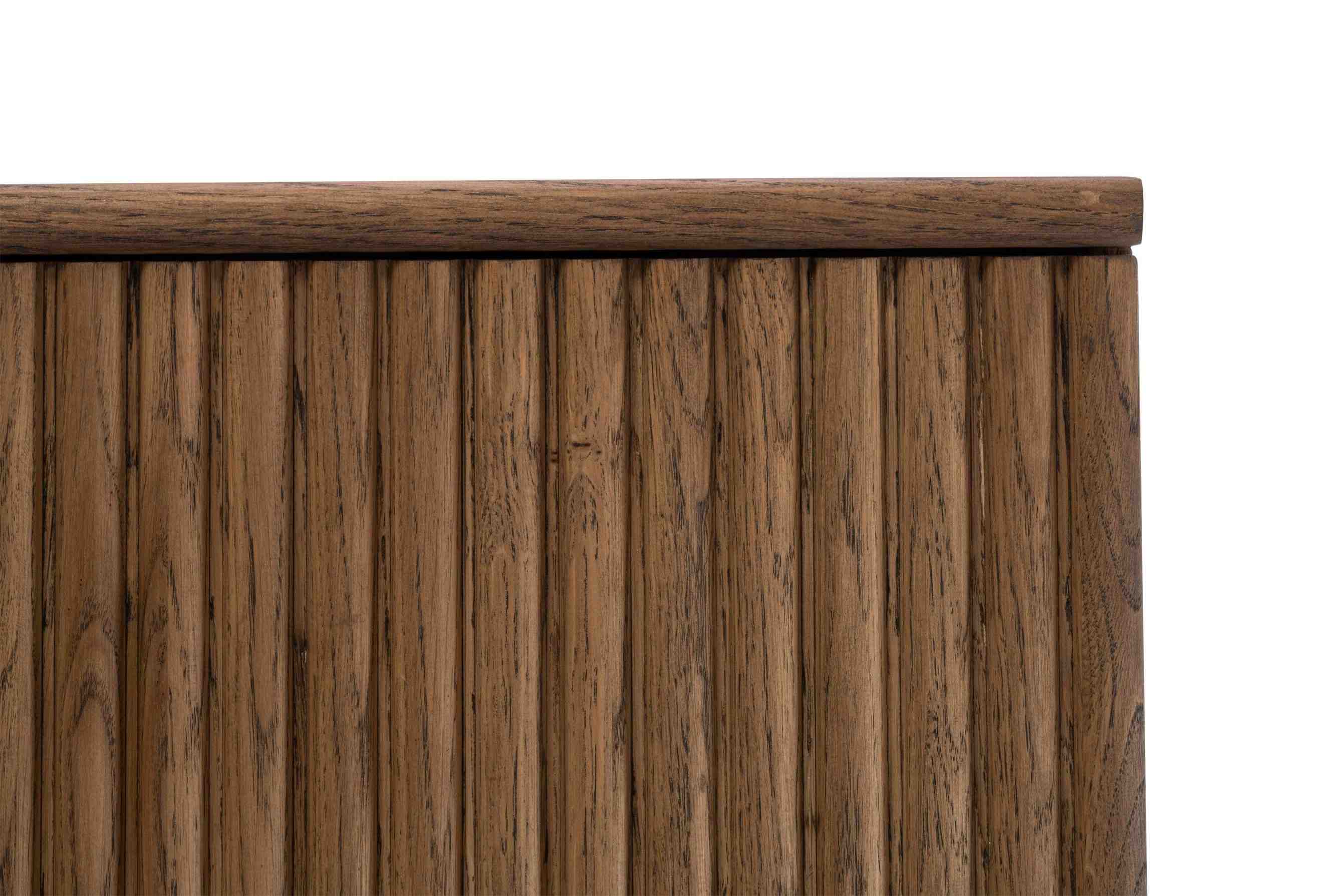 Detailaufnahme der fein gearbeiteten Lamellenstruktur des Sideboards