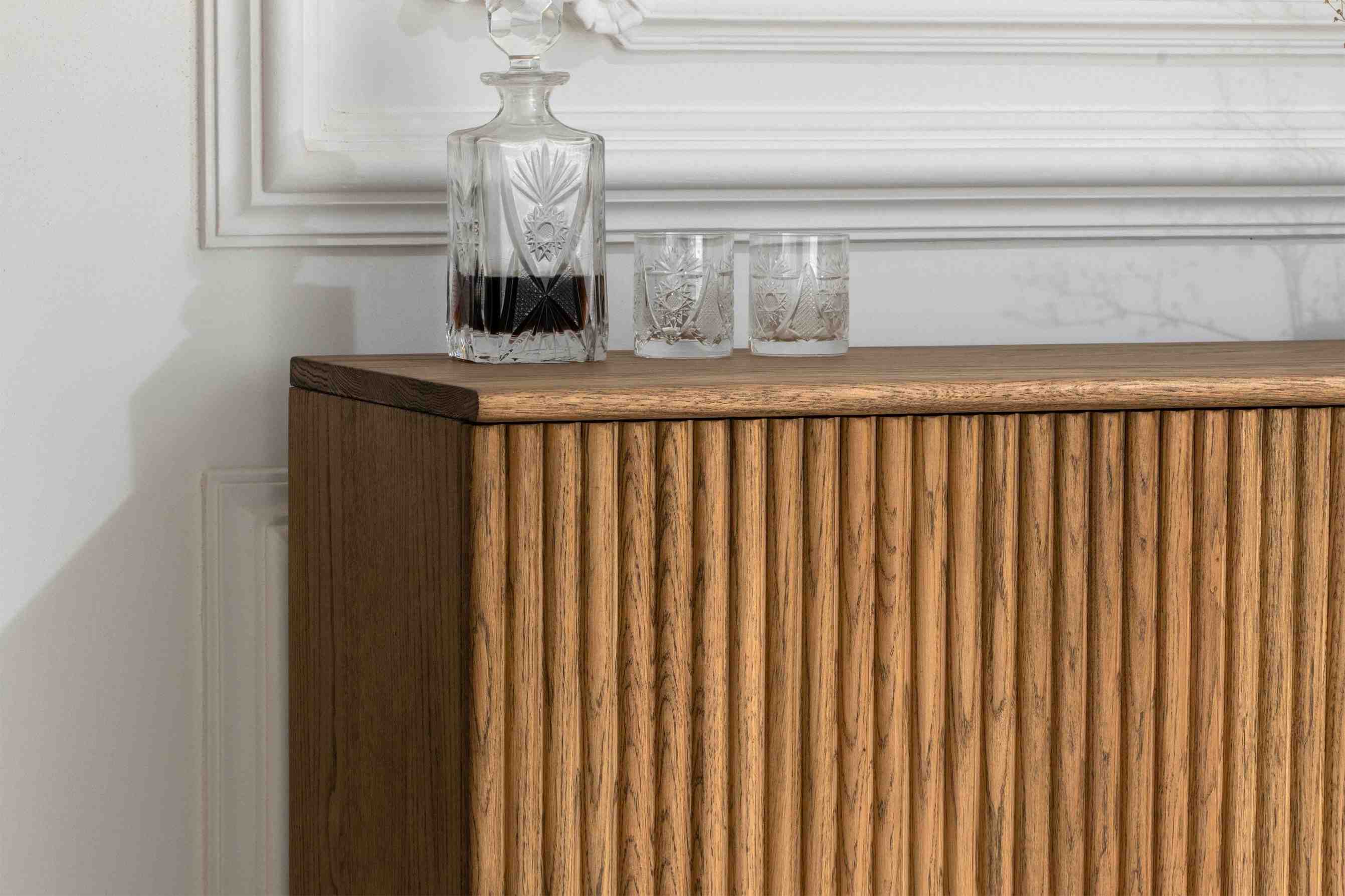 Hochwertige Front des GROOVE Sideboards mit prägnanter Lamellenstruktur aus Massivholz