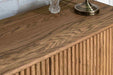 Detailaufnahme der Oberseite mit feiner Holzstruktur des GROOVE Massivholz Sideboards