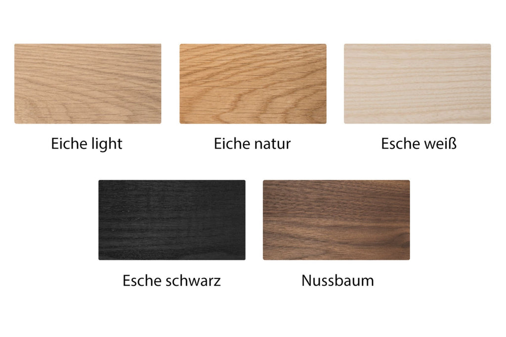 Holzvarianten von GoEs: Eiche light und natur geölt, Esche weiß geölt, Esche schwarz lackiert sowie Nussbaum natur geölt