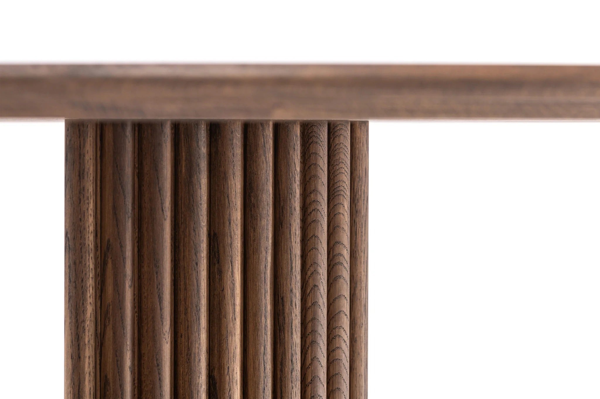 Detailansicht des GROOVE Esstisches, der die robuste Bauweise und die feinen Holzdetails zeigt