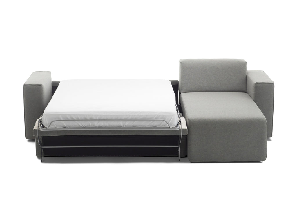 Mit Chaiselongue und ausgeklappter Liegefläche in Frontansicht