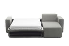 Mit Chaiselongue und ausgeklappter Liegefläche in Frontansicht