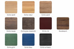 Verschiedene Holzproben mit Beschriftungen ihrer Farbvarianten: Eiche weiß, Eiche natur, Eiche sand, Eiche taupe, Eiche grau beplankt, Nussbaum, Eiche rot, Eiche grün, Eiche blau und Eiche schwarz