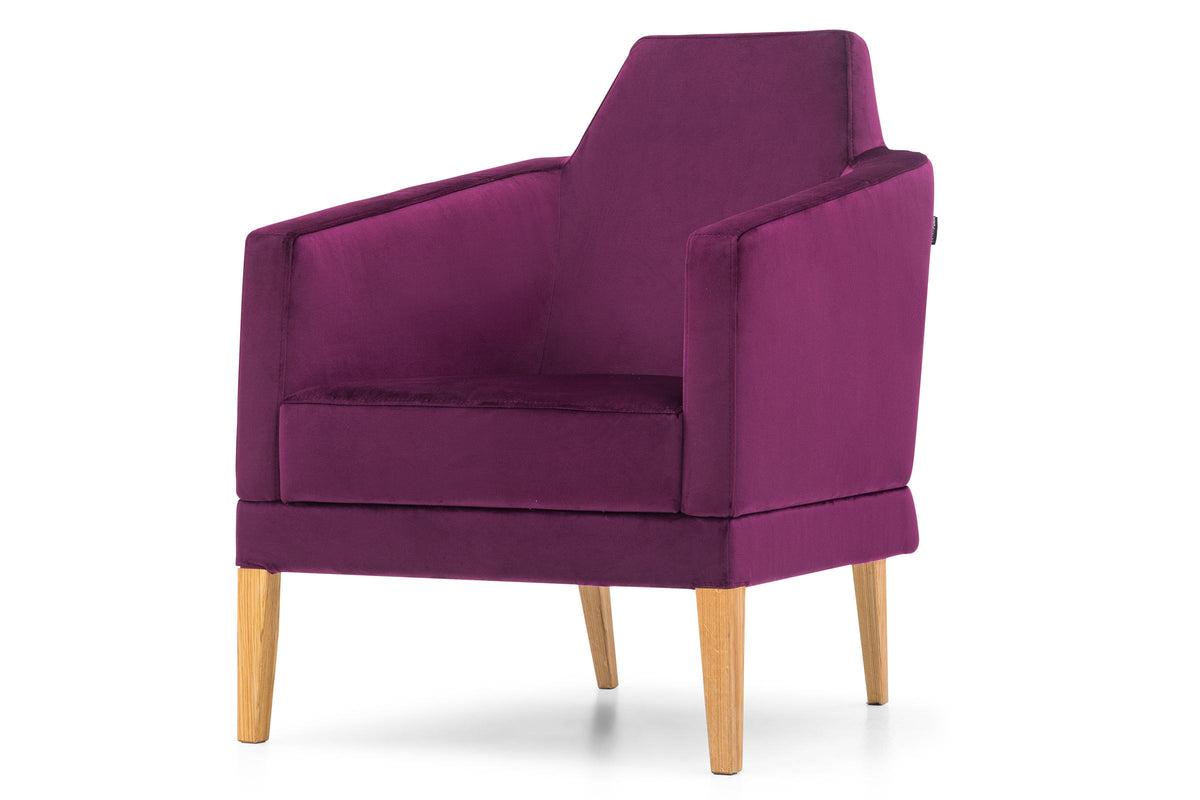 M Designer Sessel in Violett mit hellen Holzbeinen – schräge Vorderansicht
