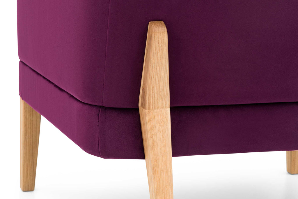 Detail von violettem Bezug und massivem Holzbein