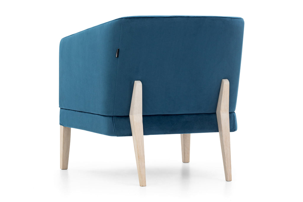 Designer Sessel mit Holzbeinen und blauem Bezug – Rückansicht