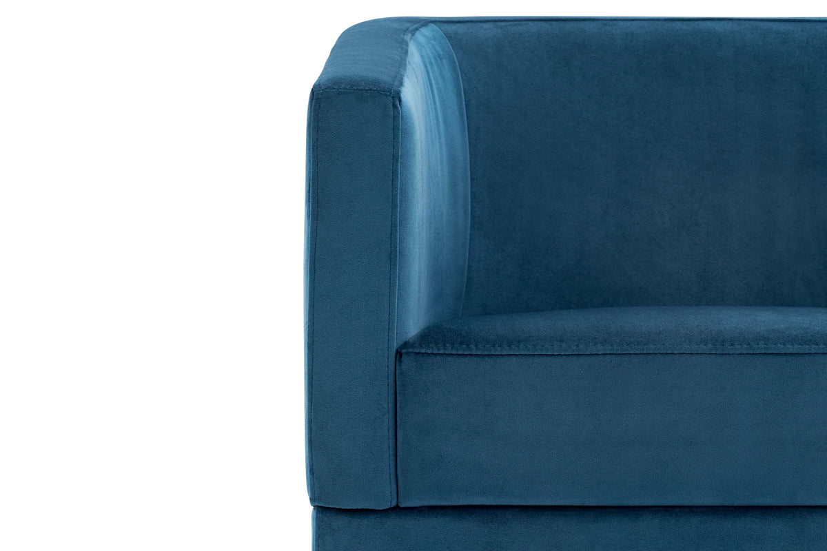 Designer Sessel – Detail von Armlehne und blauem Bezug