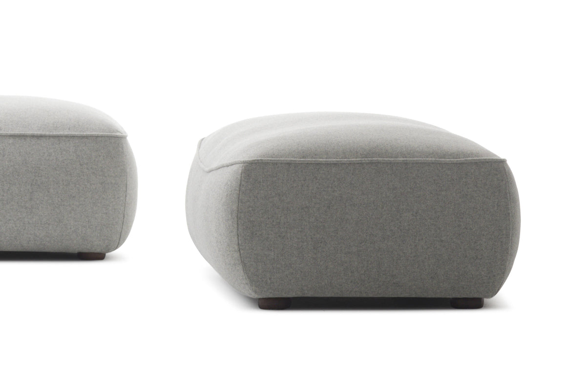 ISOLA Designer Pouf von EXTRAFORM in hellgrauem Stoff – Seitenansicht