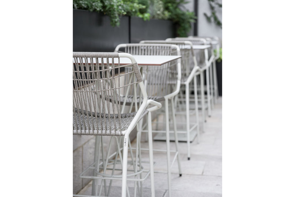 Detailaufnahme des KAPUA Gartenbarstuhls in einer Barumgebung