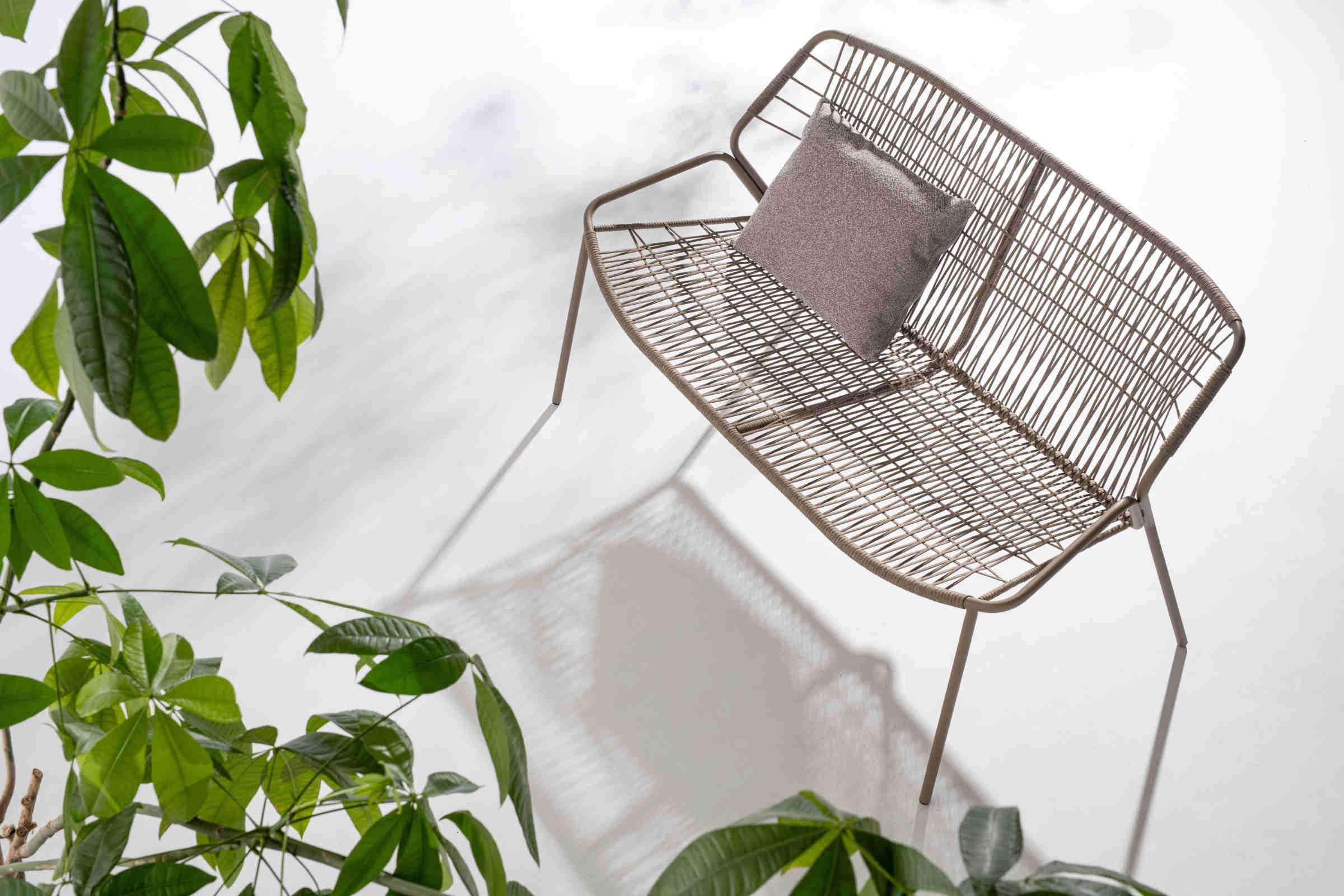 KAPUA Designer Gartensofa unter Pflanzenlicht – stilvolles Ambiente