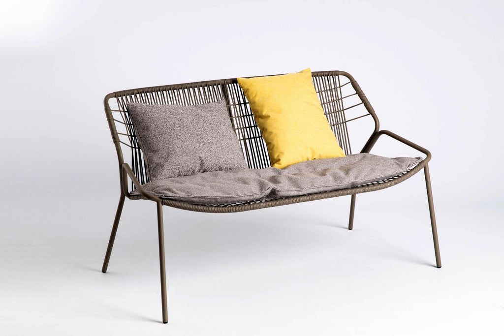 Gartensofa mit Polstern und Kissen – Perspektivansicht