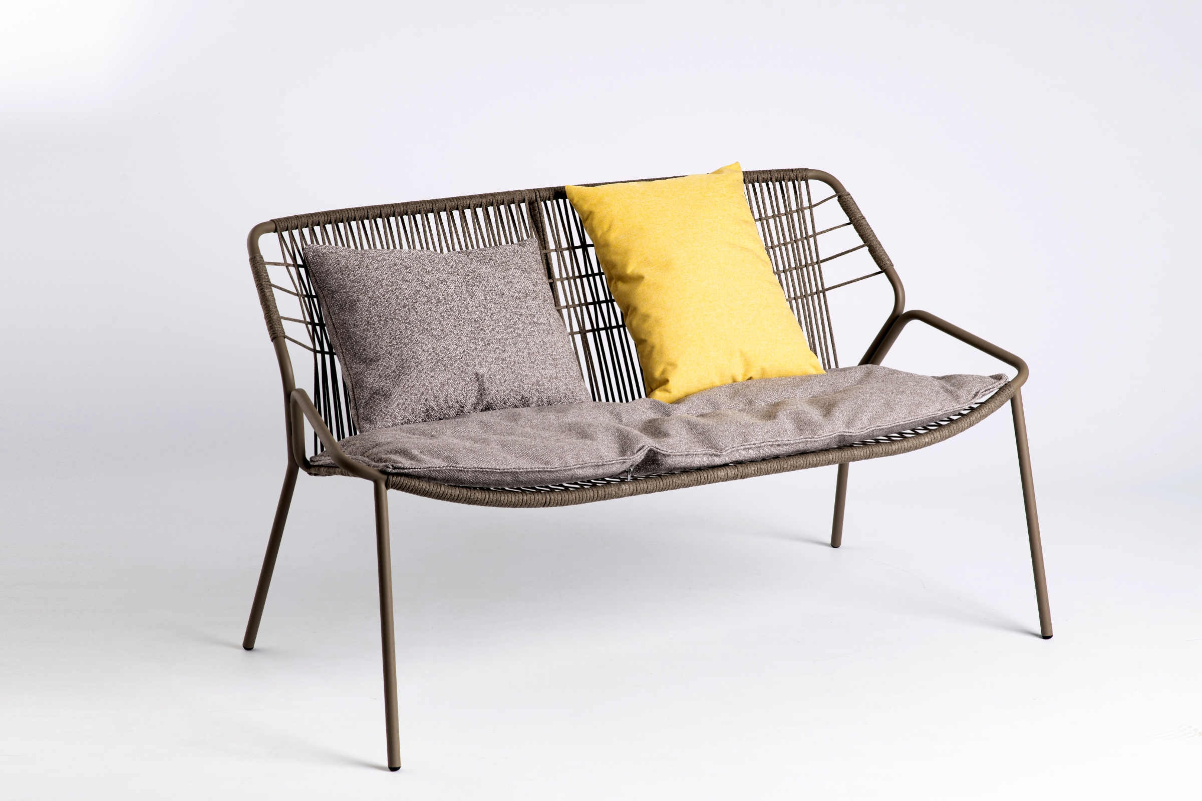 Gartensofa mit Polstern und Kissen – Perspektivansicht