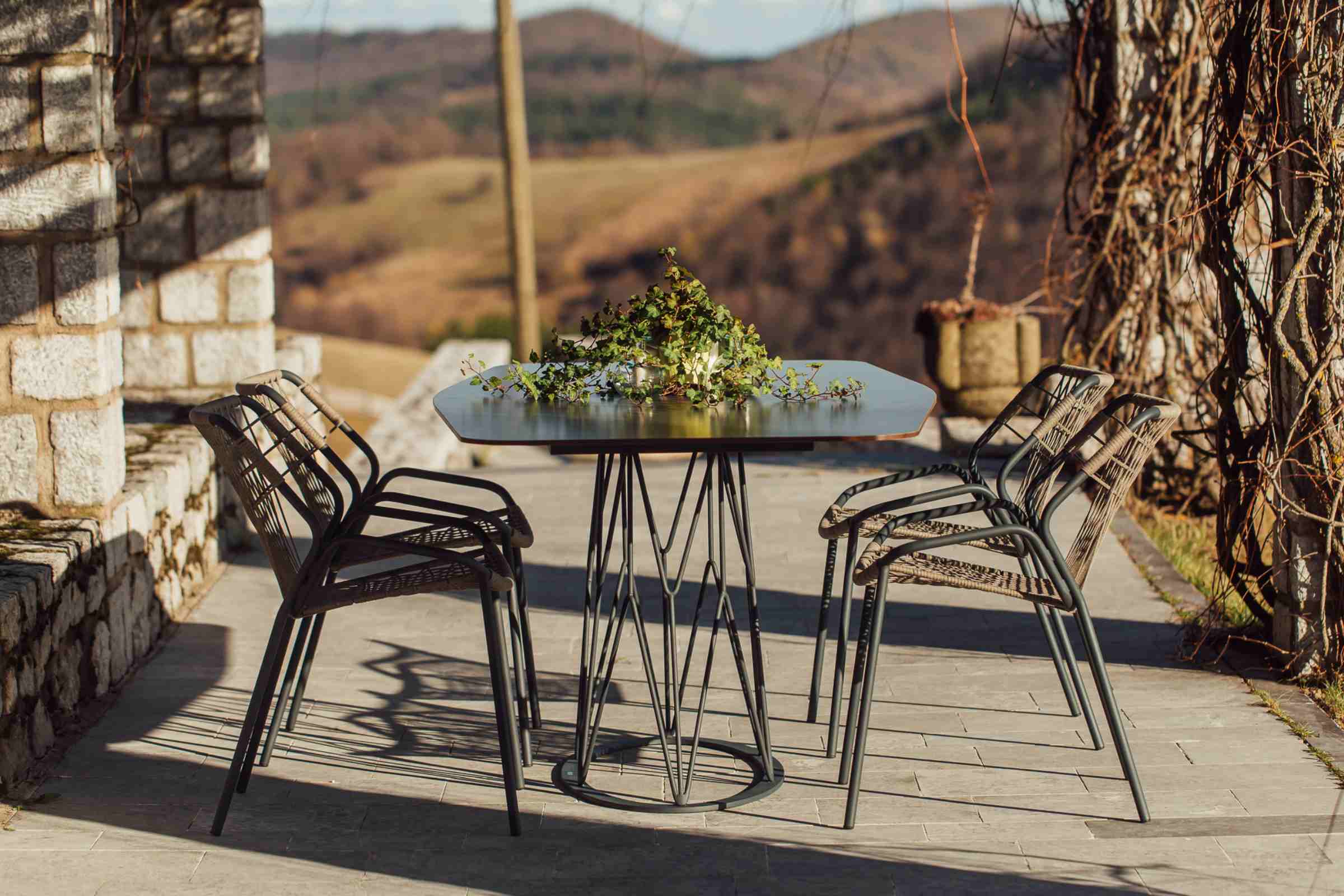 Outdoor-Szene mit Stühlen und Naturkulisse