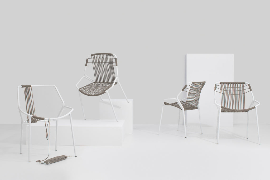 Verschiedene Seiten des Stuhls in Studio-Setting