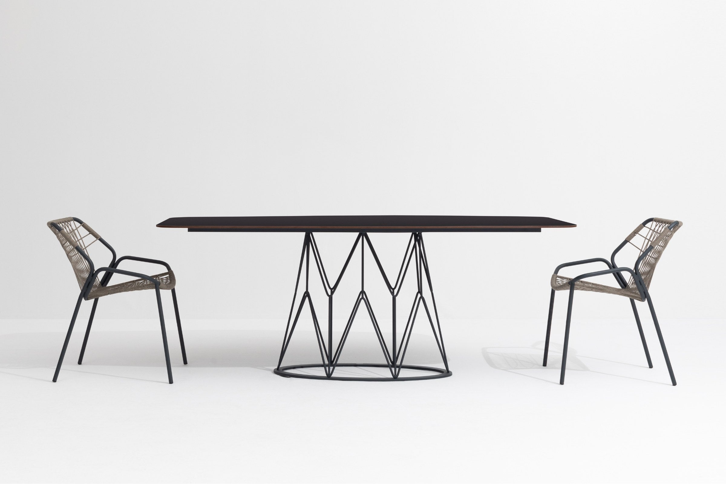 Gartenstuhl mit modernem Gartentisch kombiniert