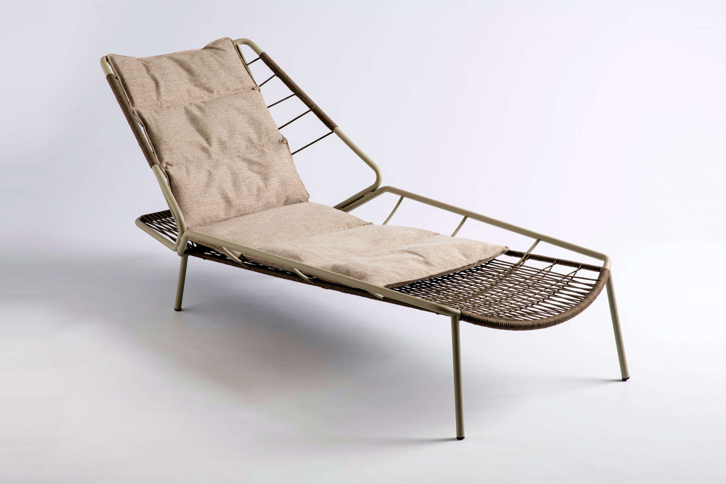 KAPUA Designer Sonnenliege von GARDA – Seitenansicht mit Kissen