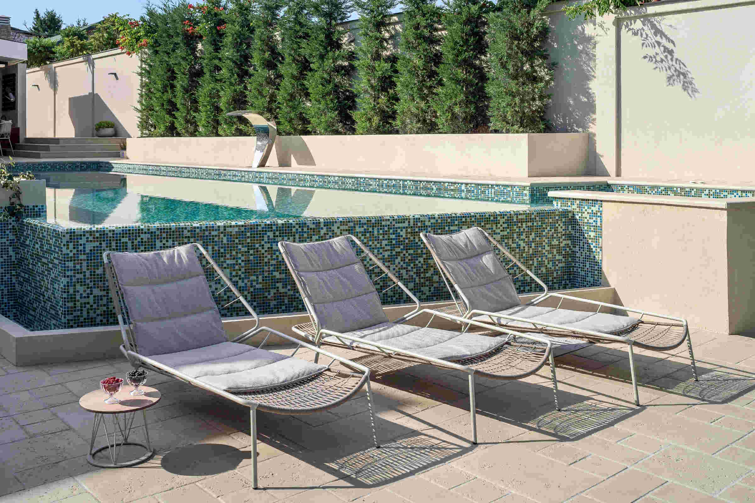 Sonnenliegen mit Polster am Pool