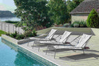 Drei Sonnenliegen am Pool – moderne Outdoor-Lounge