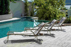 Outdoor-Liegen am Pool – elegante Poollandschaft