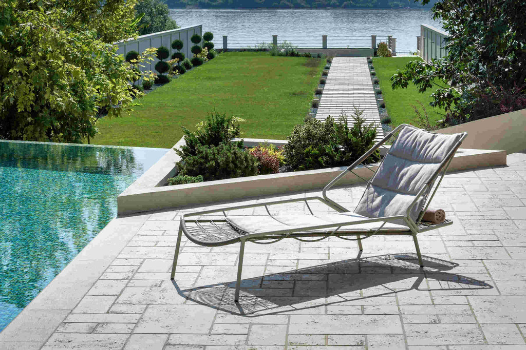 KAPUA Designer Sonnenliege am Pool – Sommerambiente