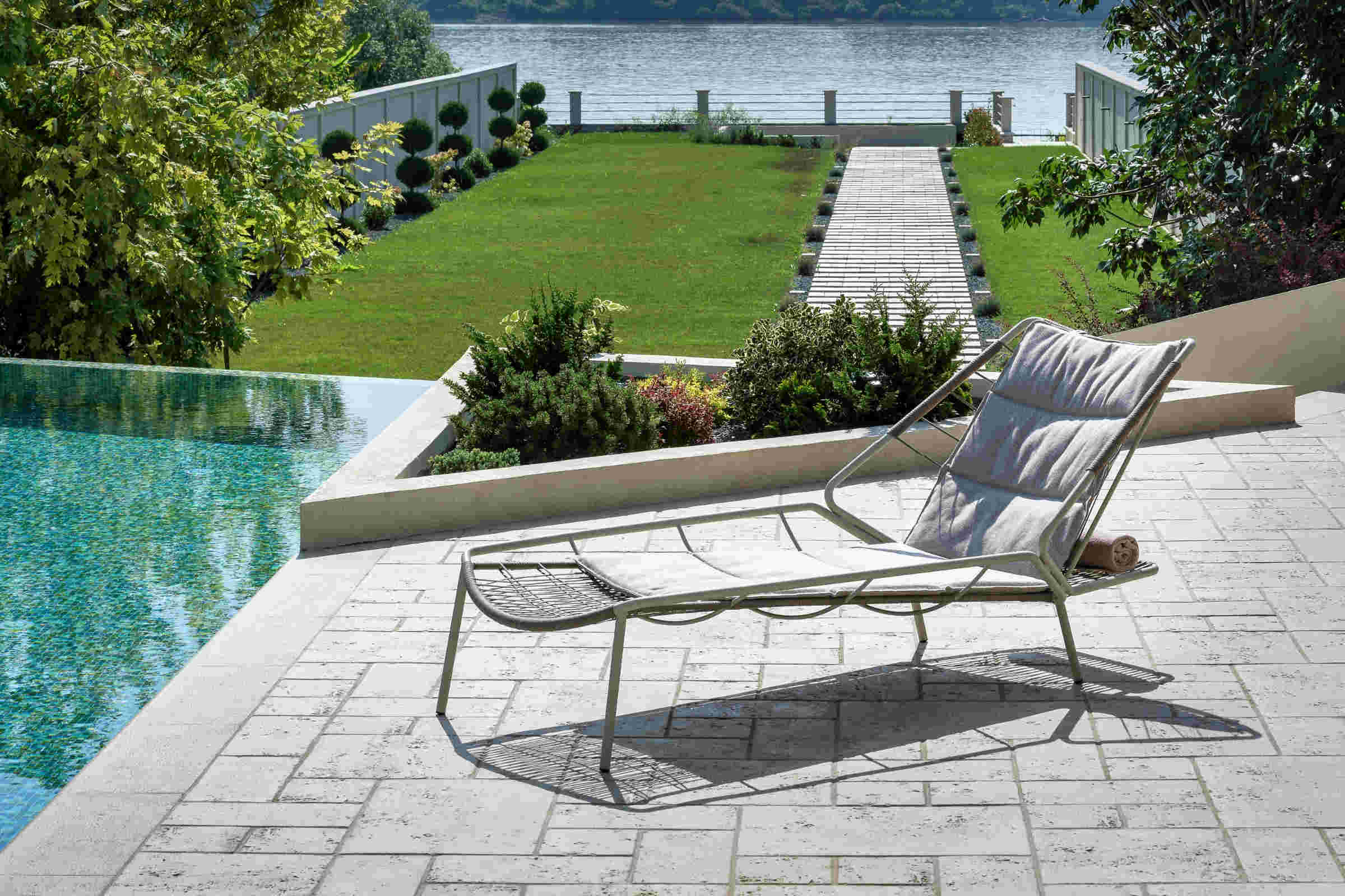 KAPUA Designer Sonnenliege am Pool – Sommerambiente
