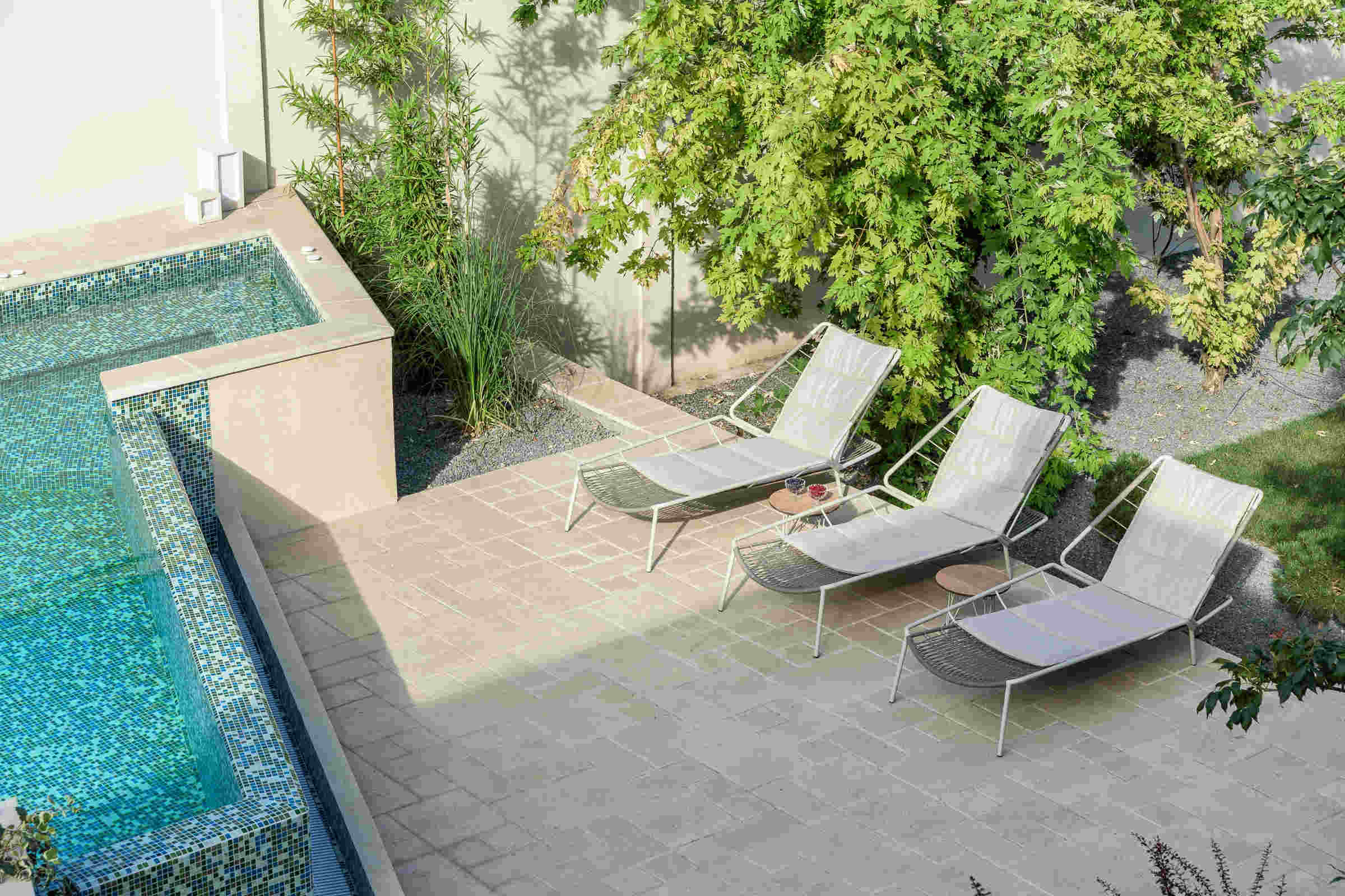 Poolliegen im Außenbereich – elegante Poolanlage – Blick von oben