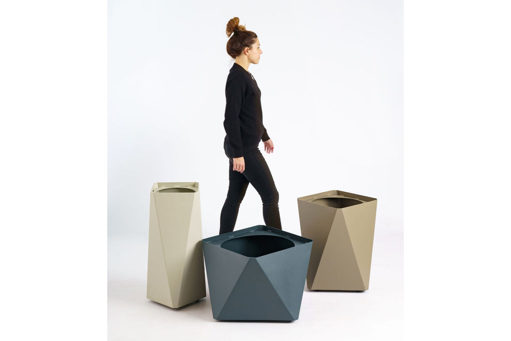 Person neben Gartenpflanztöpfen von GARDA in verschiedenen Größen