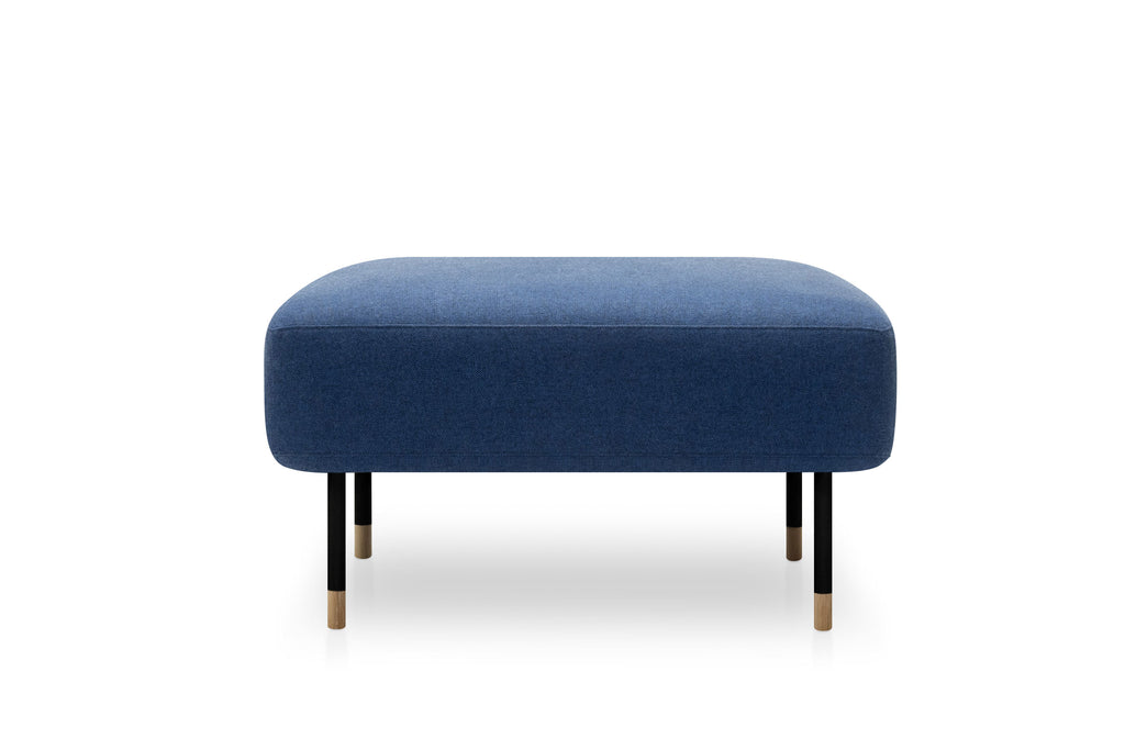 KUBIK Hocker von Volumen in Blau mit schlanken Metallfüßen und Holzdetails