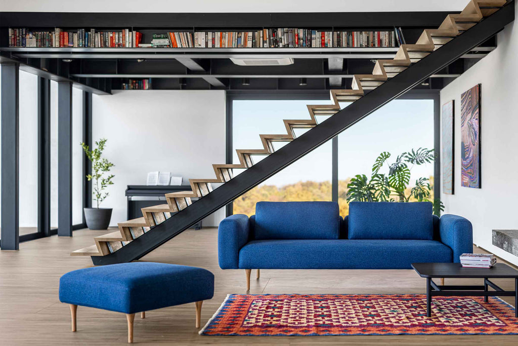 In Blau mit passendem Hocker im modernen Wohnraum