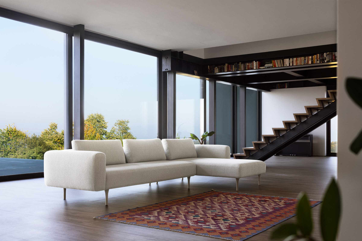 Mit Chaiselongue in modernem Wohnraum