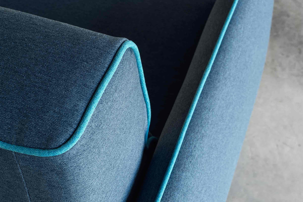 Detailansicht mit blauem Stoff und kontrastierendem Keder