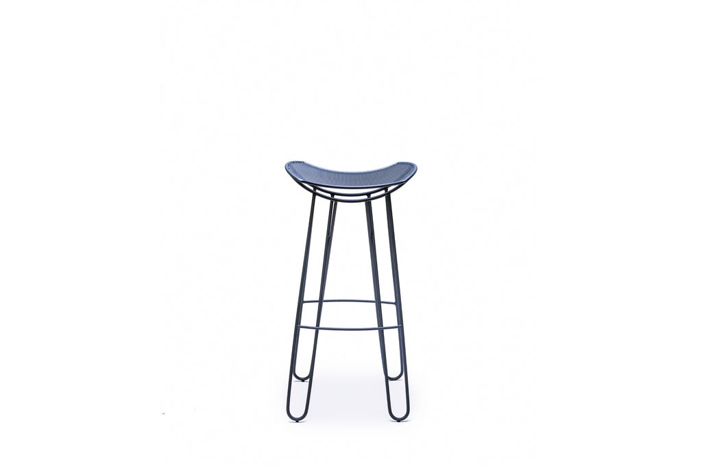 LEI Designer Gartenbarhocker in Frontalansicht auf weißem Hintergrund