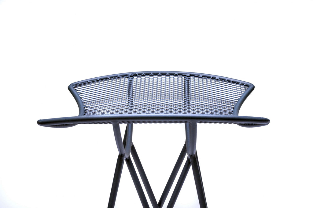 Seitliche Nahaufnahme der Sitzfläche vom Gartenbarhocker