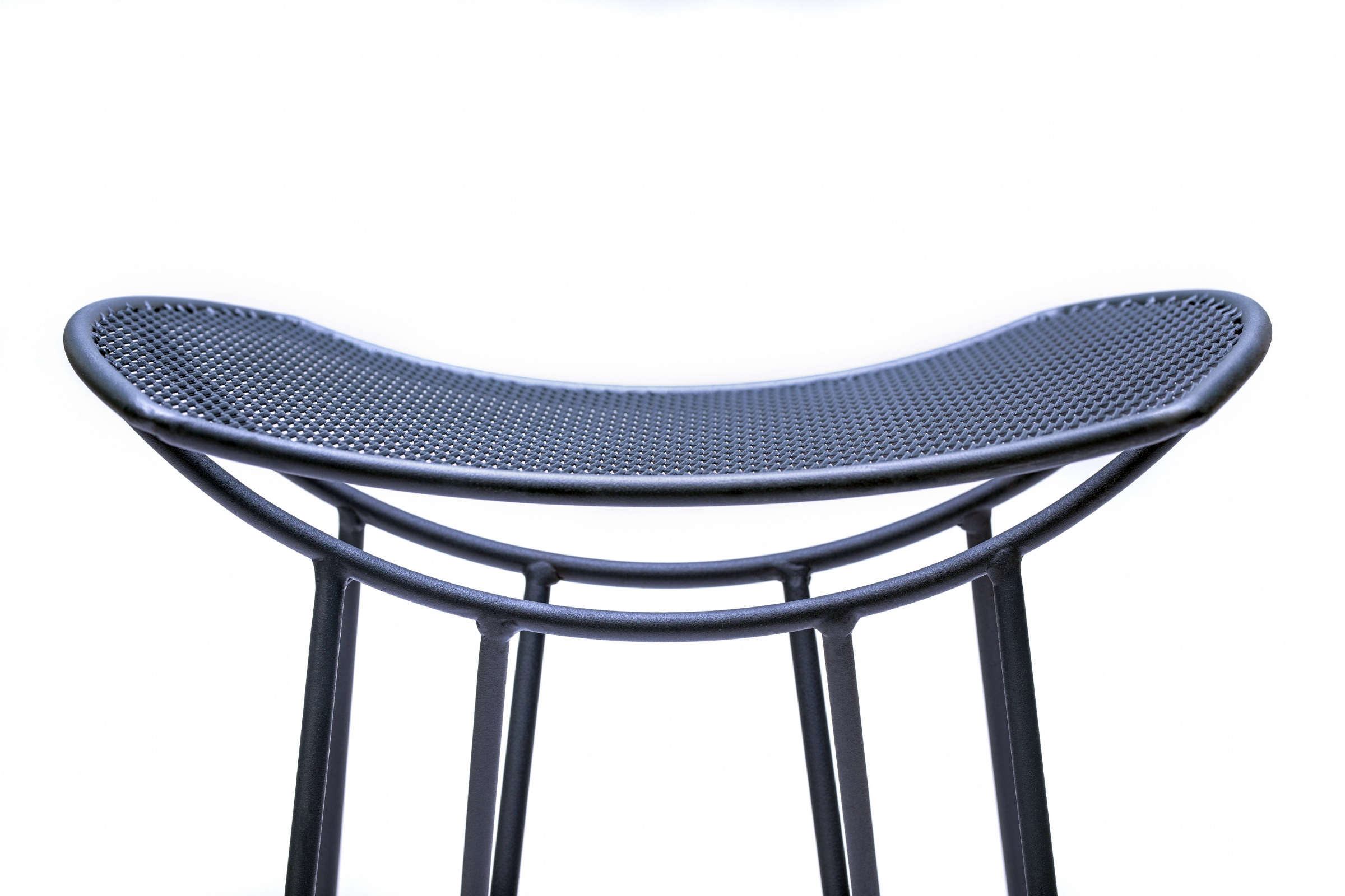 Frontale Nahaufnahme der Sitzfläche vom Gartenbarhocker