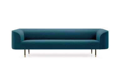 LE MANS Designer Sofa in Blau vor weißem Hintergrund