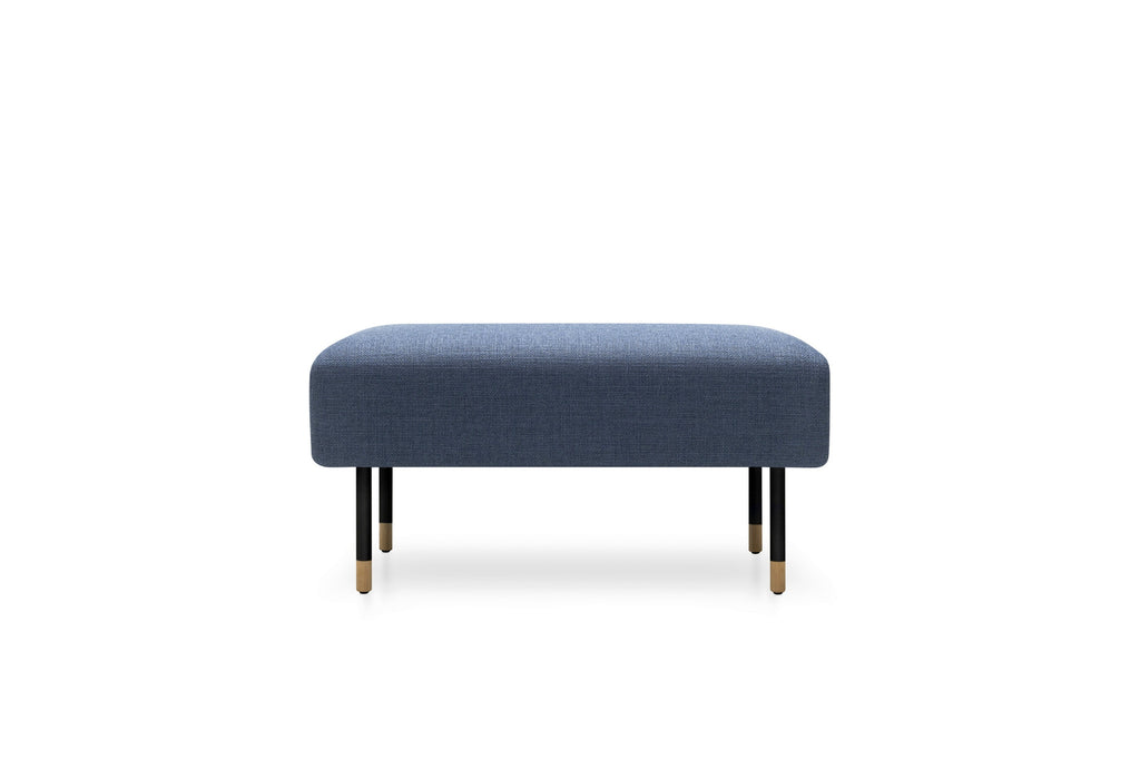 Blauer Pouf vor weißem Hintergrund