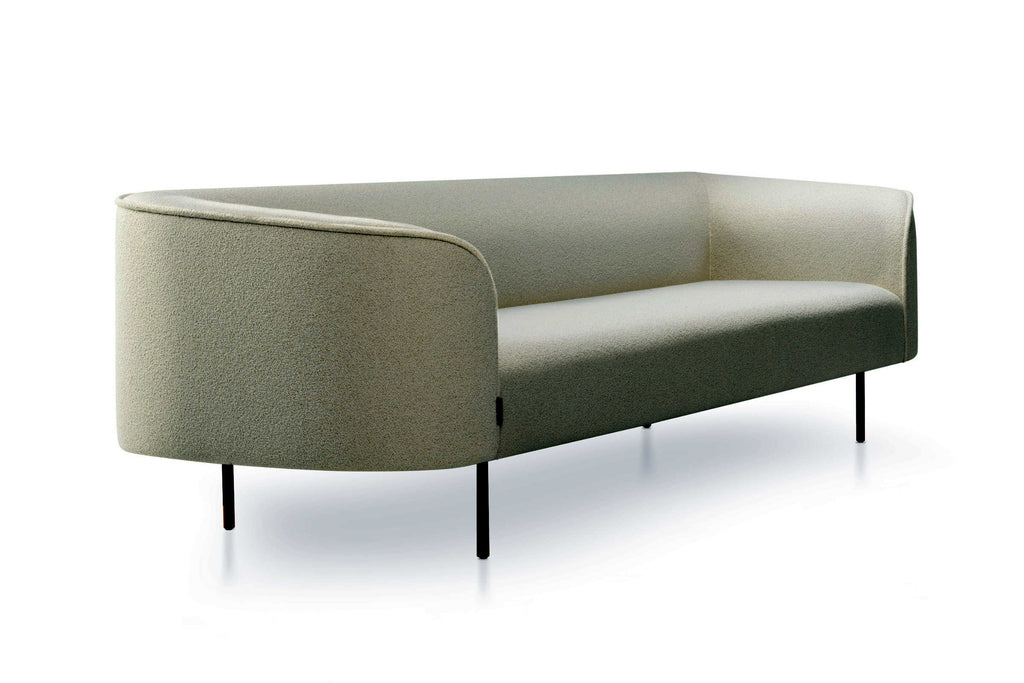 Seitliche Ansicht des Sofas in Cremeweiß mit natürlichem Lichteinfall