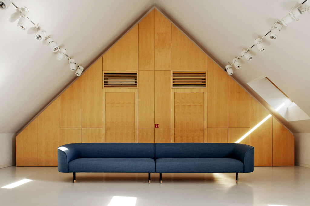 Sofa in extralanger Variante in minimalistischem Raum