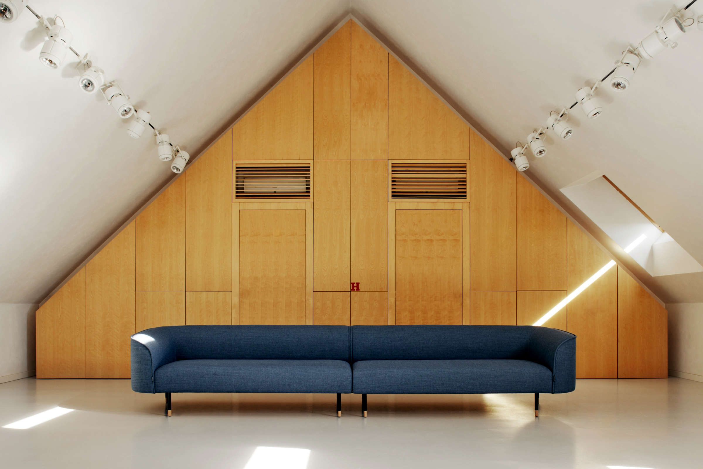 Sofa in extralanger Variante in minimalistischem Raum