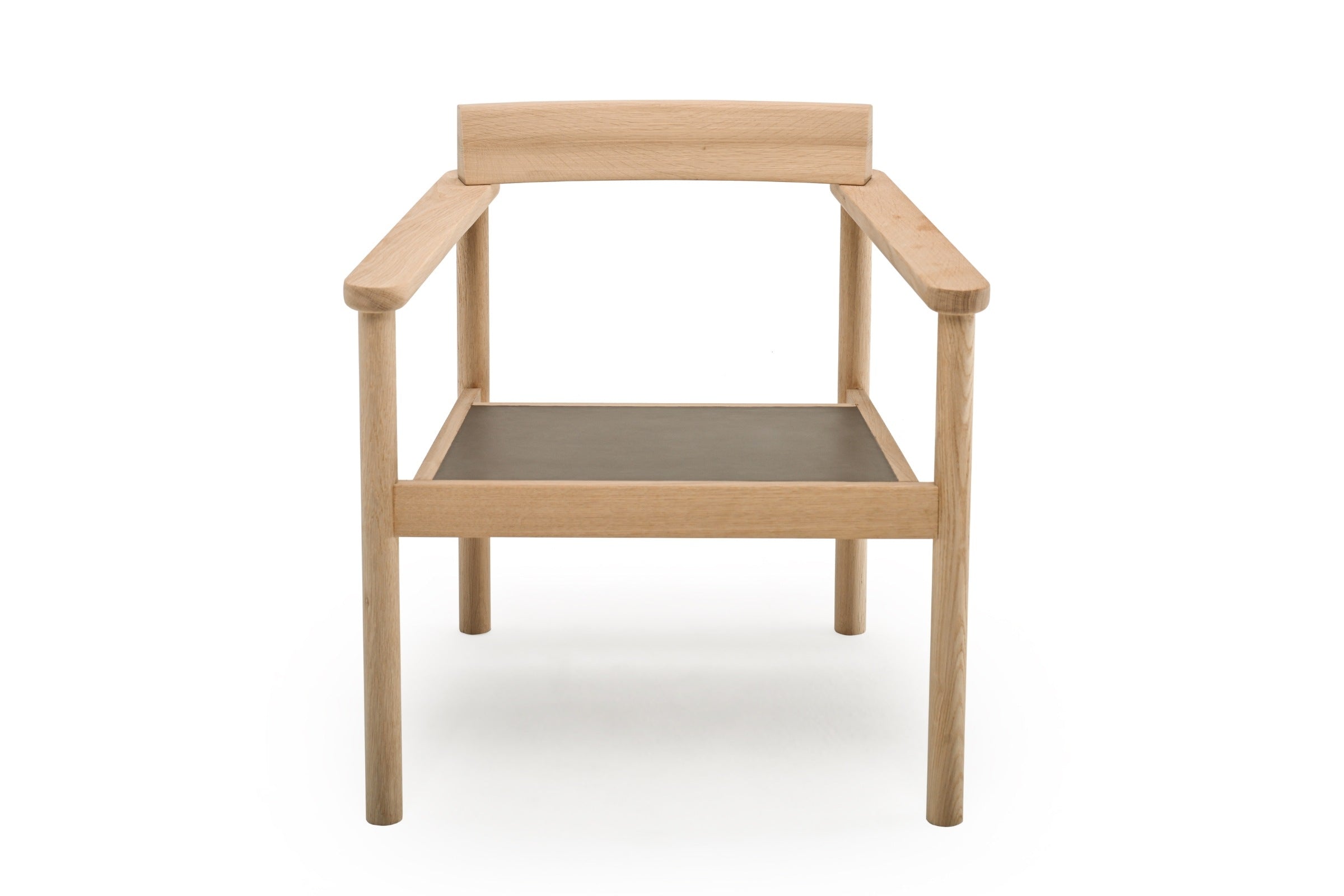 Frontansicht des LEON Designer Stuhls aus Eichenholz mit Lederbezug